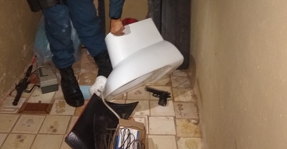 Homem é preso após fazer disparos com arma de fogo em via pública Arma localizada embaixo de um vaso sanitário.