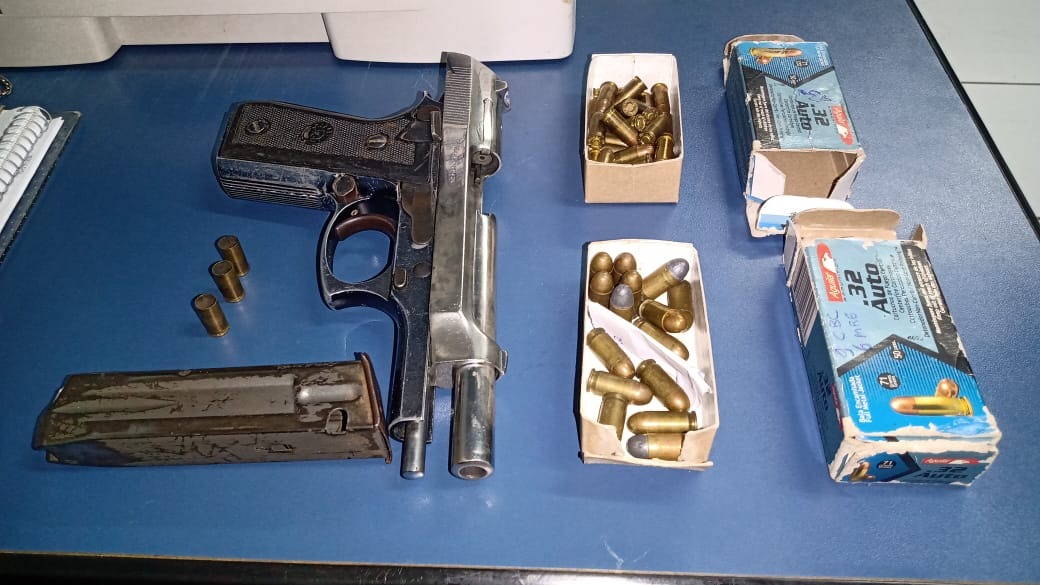 Homem é preso após fazer disparos com arma de fogo em via pública Homem é preso após fazer disparos com arma de fogo em via pública