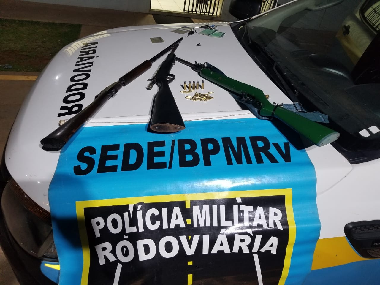 Caçadores são presos com armas ilegais na MS-40