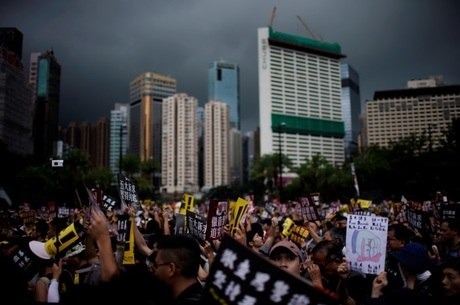 Manifestantes fazem ato pacífico em Hong Kong sob chuva forte