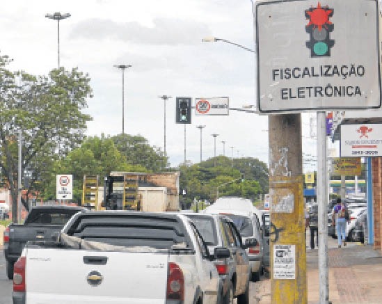 Radares e lombadas eletrônicas estão inoperantes desde o final de 2016, o que resultou na queda do arrecadamento - Foto: Paulo Ribas / Correio do Estado