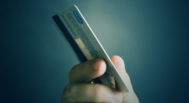 Após furtar cartão e sacar r$ 500 de conta corrente mulher é presa