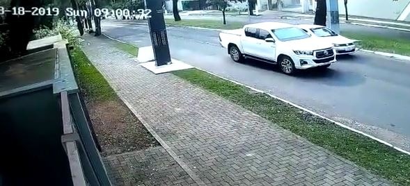 Momento em que o carro de Roney era abordado pelos criminosos. Reprodução
