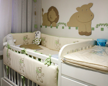 Como planejar quartos de bebês com conforto! No quarto com tema safári, projetado pela designer de interiores Sheila Mundim, o berço depois vira bicama para receber os amiguinhos