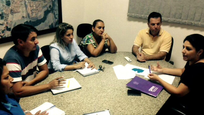 Subsecretária de Políticas para Mulheres visita prefeituras da região sudoeste do MS Subscretária de Políticas Públicas para Mulheres, Luciana Azambuja, em reunião com o prefeito de Jardim, Guilherme Alves Monteiro e equipe da prefeitura.