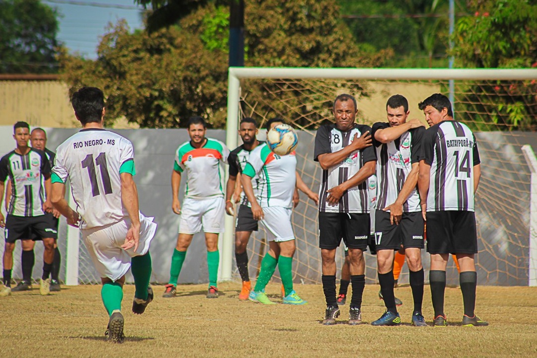 Batayporã, Terenos e Figueirão avançam à 3ª fase da Copa Assomasul Batayporã (preto e branco) fez 2 a 0 em Rio Negro. Edson Ribeiro