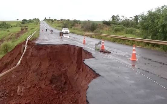 Cratera aberta na MS-141, altura do Km 28