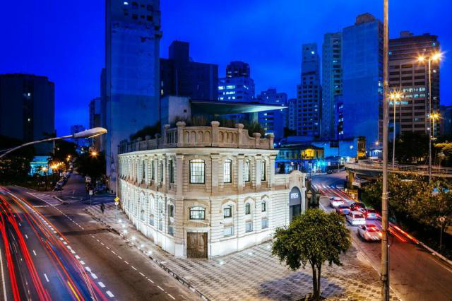 Construção da década de 20 vira espaço artístico em São Paulo O edifício da Praça da Bandeira tombado pelo patrimônio histórico recebeu reparos e pintura nova na fachada.
Foto: Pedro Kok / Divulgação