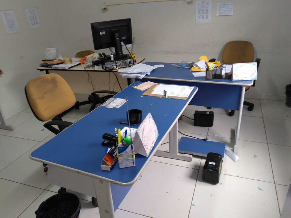 Computadores de duas mesas foram furtados (Foto: Osvaldo Nóbrega)