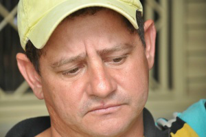“A vingança virá de Deus”, diz pai de menina morta pelo padrasto Pai está abalado e não pensa em vingança contra homem suspeito de matar filha (Foto: Marcelo Calazans)