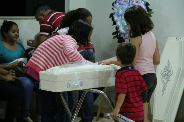 Morte brutal de menina causa comoção e para toda uma cidade Velório de menina de 2 anos emociona moradores de Bandeirantes (Foto: Marcos Ermínio)