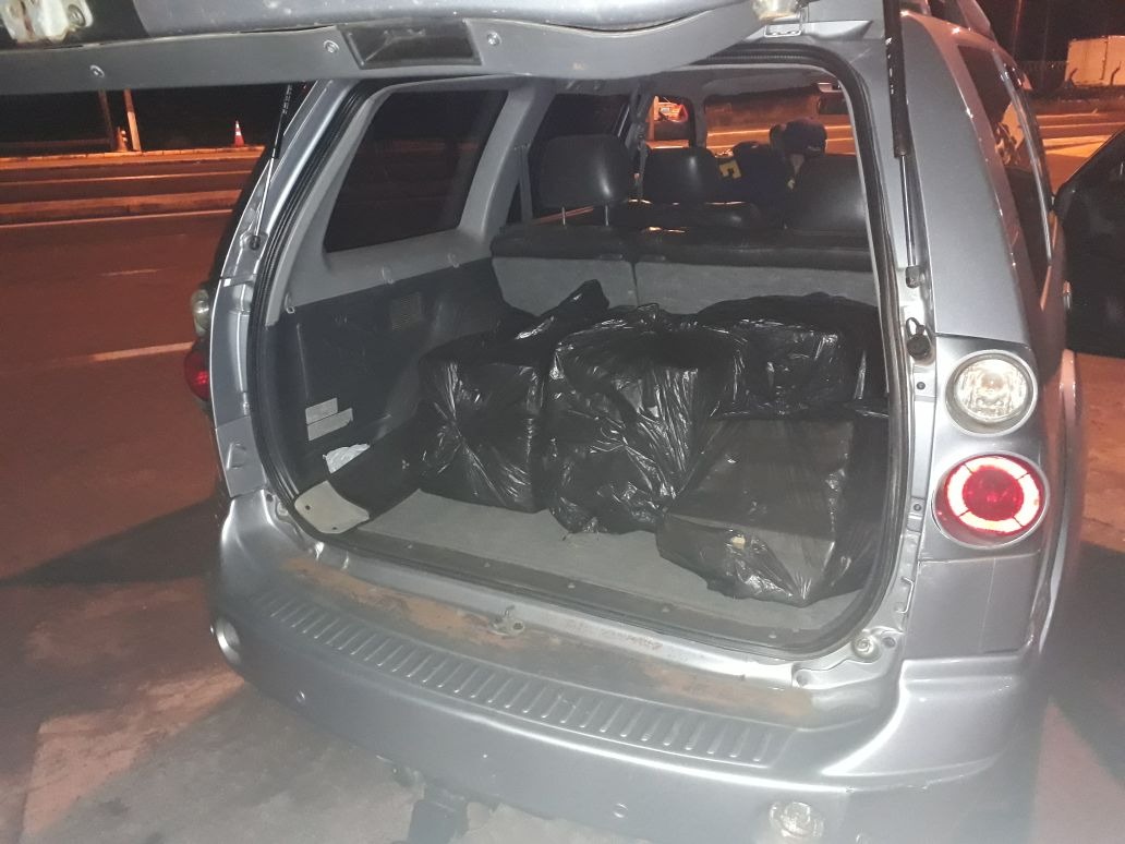 PRF apreende adolescente com caminhonete roubada e droga