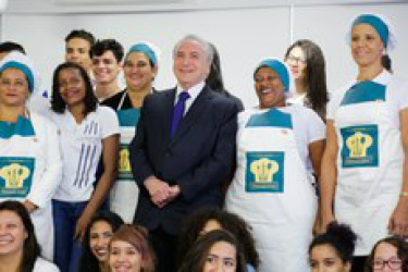 Presidente, merendeiras e estudantes durante anúncio recursos para merenda escolar.
Foto: Marcos Corrêa