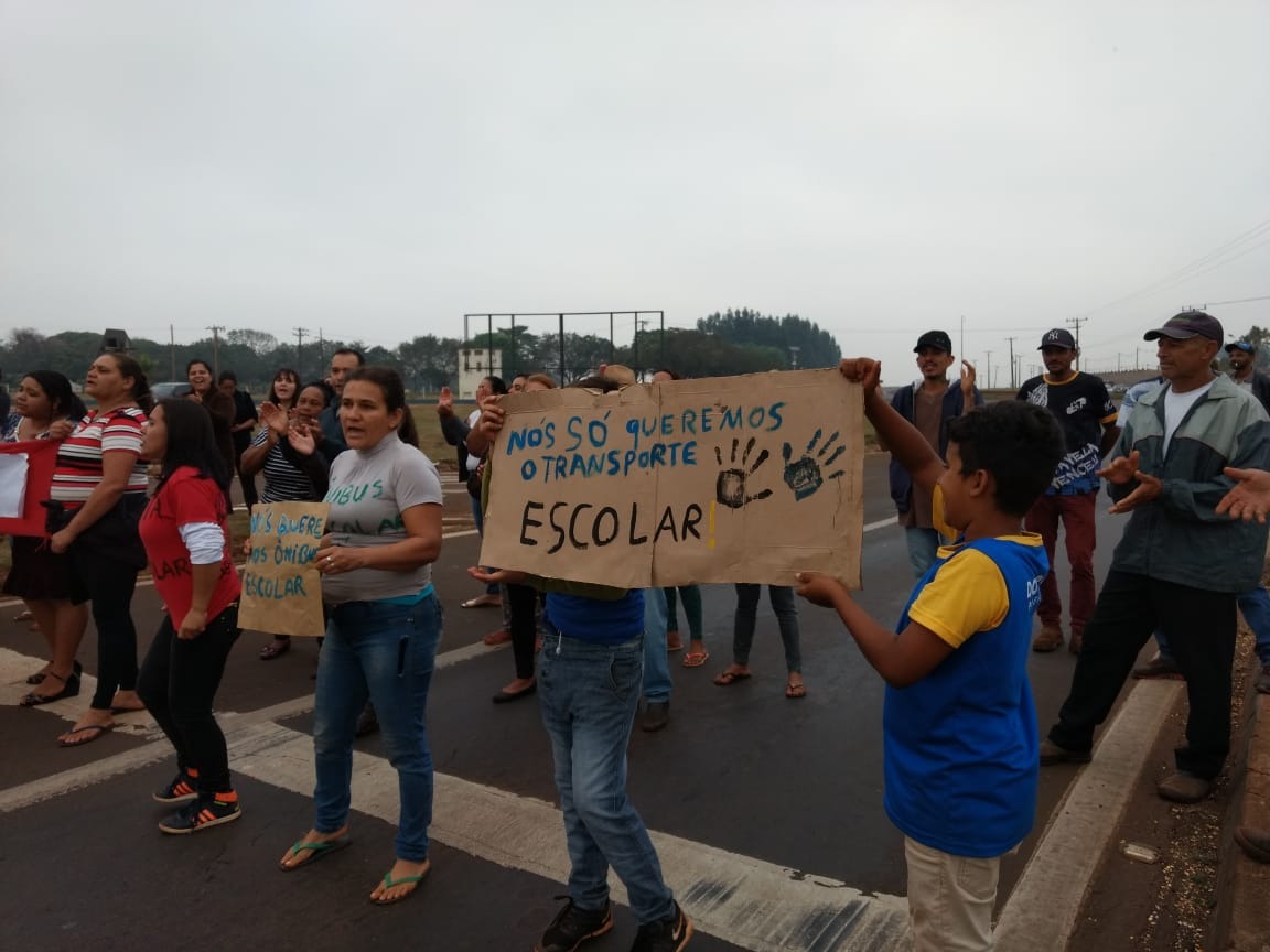 Pais de alunos fecham rodovia por falta de transporte escolar Osvaldo Duarte/Ddos News