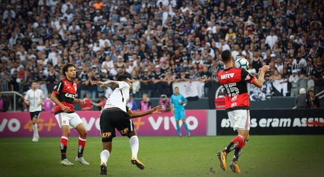 Corinthians e Flamengo empatam em jogo movimentado e com erro de arbitragem Réver, autor do gol do Flamengo, domina a bola observado por Arão e Jô
Anderson Gores / Estadão Conteúdo