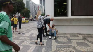 Policial deu voz de prisão a um homem que atacava outro com estilete Foto: Foto do leitor / via WhatsApp