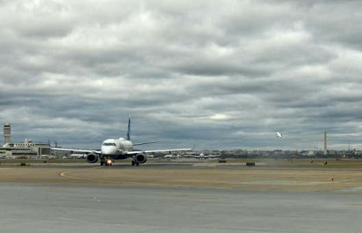 Avião da jetBlue no aeroporto de Arlington County, Virginia, a 5 km de Washington, DC, no dia 24 de janeiro de 2017
AFP / Daniel SLIM