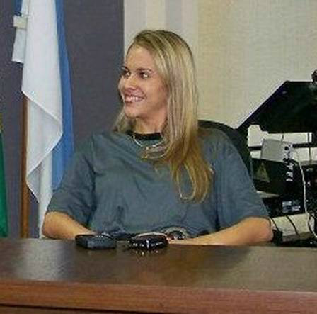 A inspetora com a camisa da Polícia Civil Foto: Reprodução / Facebook