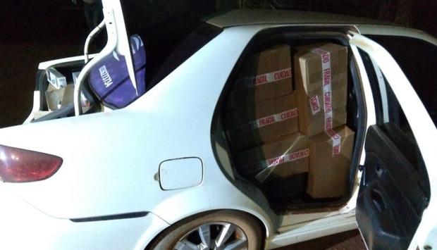 Policiais apreendem 625 pacotes de cigarro dentro de taxi Policiais apreendem 625 pacotes de cigarro dentro de taxi