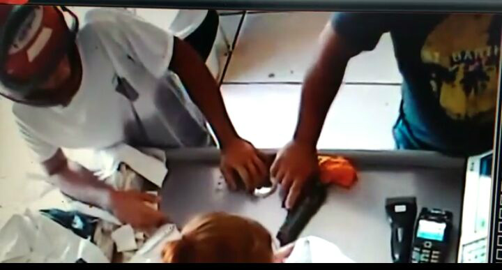 Imagem no momento que a dupla realizava o roubo a mão armada. (Enfoquems)