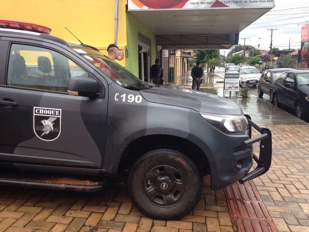 Polícia na sorveteria após o roubo, em MS (Foto: Osvaldo Nóbrega)