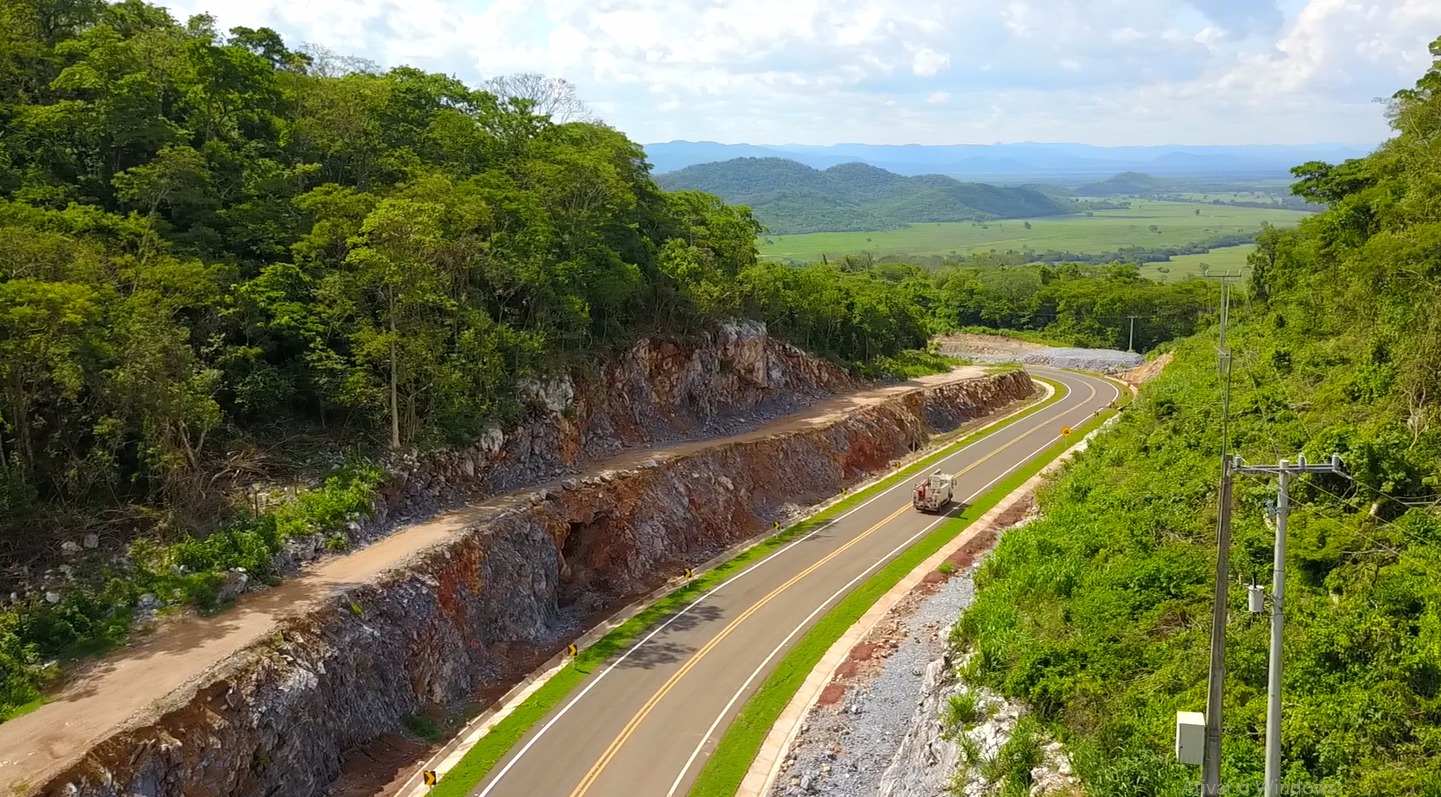 Asfalto na Serra das Três Cruzes elimina riscos de acidentes e garante tráfego Implantação da estrada exigiu detonação de rocha, alargando a pista e reduzindo as curvas acentuadas. Foto: Edemir Rodrigues