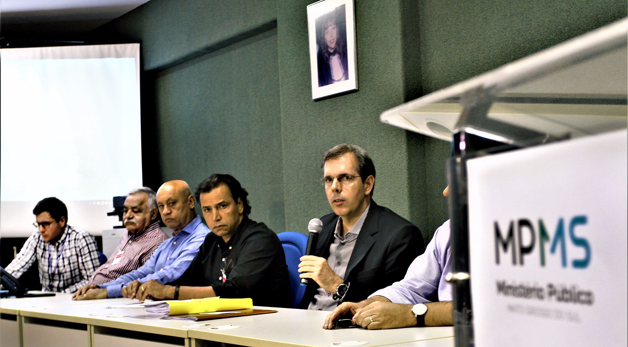 Com garantia de reabertura do Morenão, Estado prepara licitação da reforma geral Procurador do MPE, Luiz Eduardo Lemos, coordenou o encontro com a presença do Governo do Estado. Foto: Saul Schramm