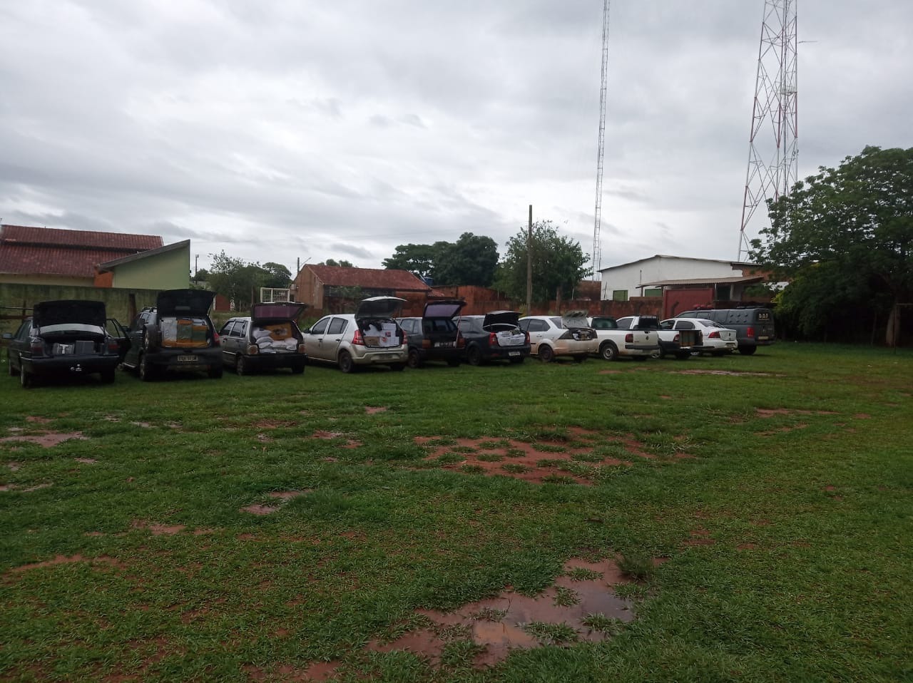 DOF apreende 10 carros com mercadorias contrabandeadas do Paraguai DOF apreende 10 carros com mercadorias contrabandeadas do Paraguai