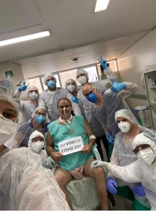 Paciente internado com covid-19 no Regional recebe alta da UTI