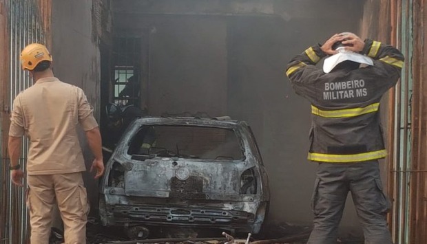Carro explode em garagem e casa é destruída em incêndio (Mariana Rodrigues/Midiamax)