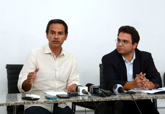 Prefeitura arrecada R$ 182 milhões e promete quitar 13º até fevereiro Prefeito Marcos Trad ao lado do secretário de finanças e planejamento Pedro Pedrossian Neto - Foto: Paulo Ribas / Correio do Estado