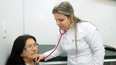 Medica faz atendimento a idosa durante edição anterior do Ação Cidadania (Foto: Sesi/Divulgação)
