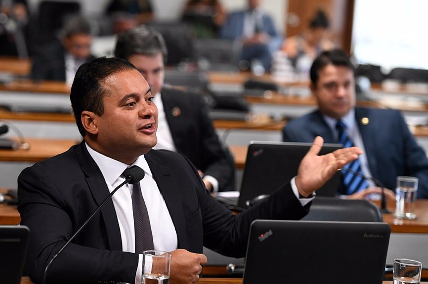 Projeto que proíbe taxa para religação de água e energia é aprovado em comissão Autor do projeto, Weverton (com o relator, Reguffe, ao fundo) comemorou aprovação. Edilson Rodrigues/Agência Senado