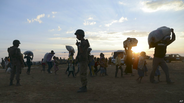 Turquia recebe mais de 60 mil sírios em 24 horas Curdos tentam escapar do avanço do EI na Síria pela fronteira com a Turquia