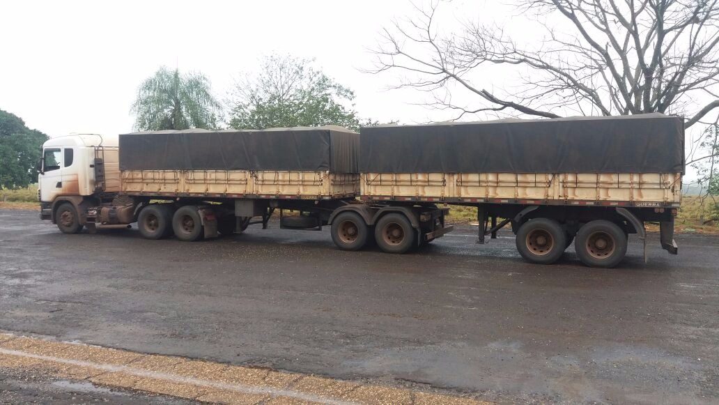 AGORA: PRE apreende carreta bitrem com maconha em carga de milho