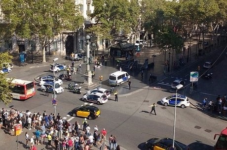 Serviços de emergência da região orientaram o público a evitar a área perto da Praça da Catalunha
Reprodução/dailymail.co.uk