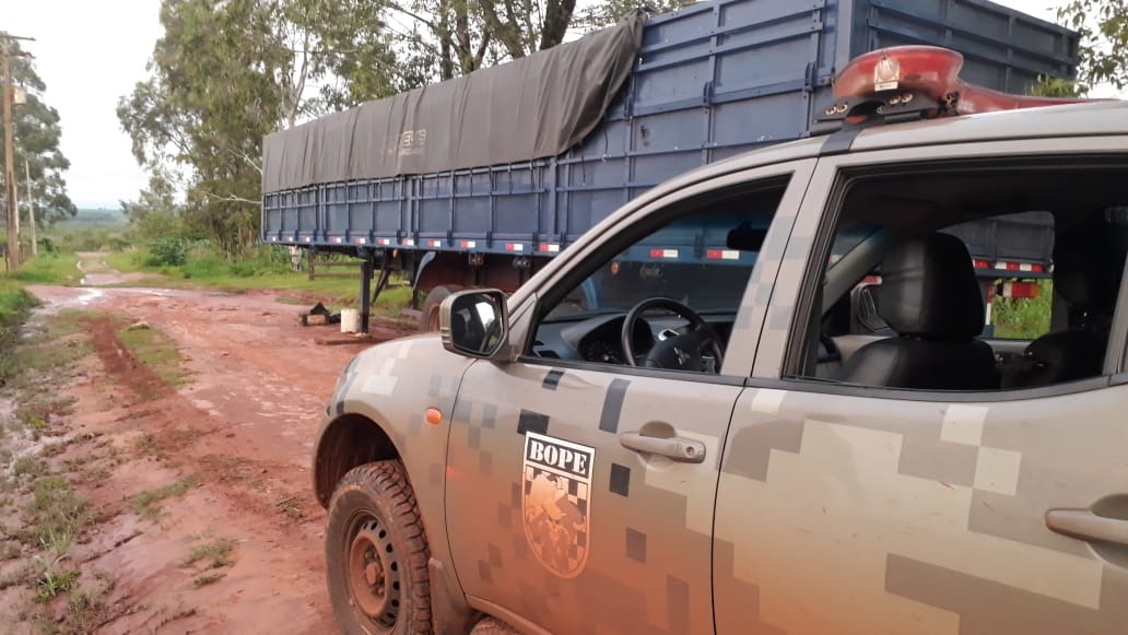 Bope localiza carreta com 1,2 mil caixas de cigarros contrabandeados em assentamento
