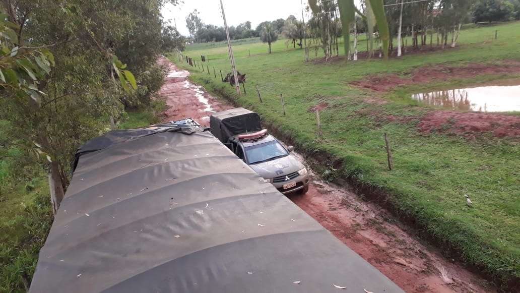Bope localiza carreta com 1,2 mil caixas de cigarros contrabandeados em assentamento