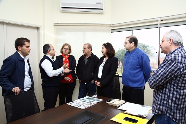 Paulo Cesar esteve na Prefeitura acompanhado do gerente geral da Caixa em Dourados, José Zani Carrascosa, e de técnicos da Superintendência- Foto: A Frota