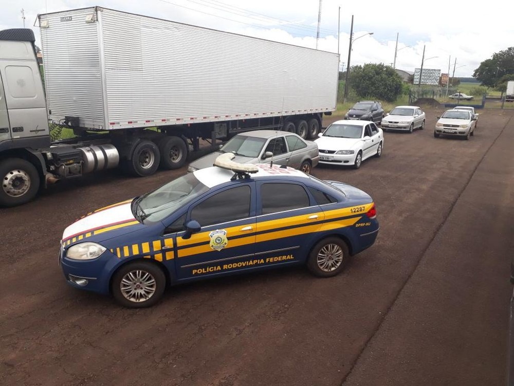 Veículos, produtos e condutores foram encaminhados para Receita Federal de Ponta Porã (MS) (Foto: PRF/Divulgação)