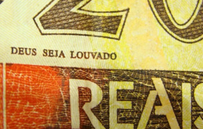 Por que a frase “Deus seja louvado” está escrita nas cédulas, se o país é considerado laico?