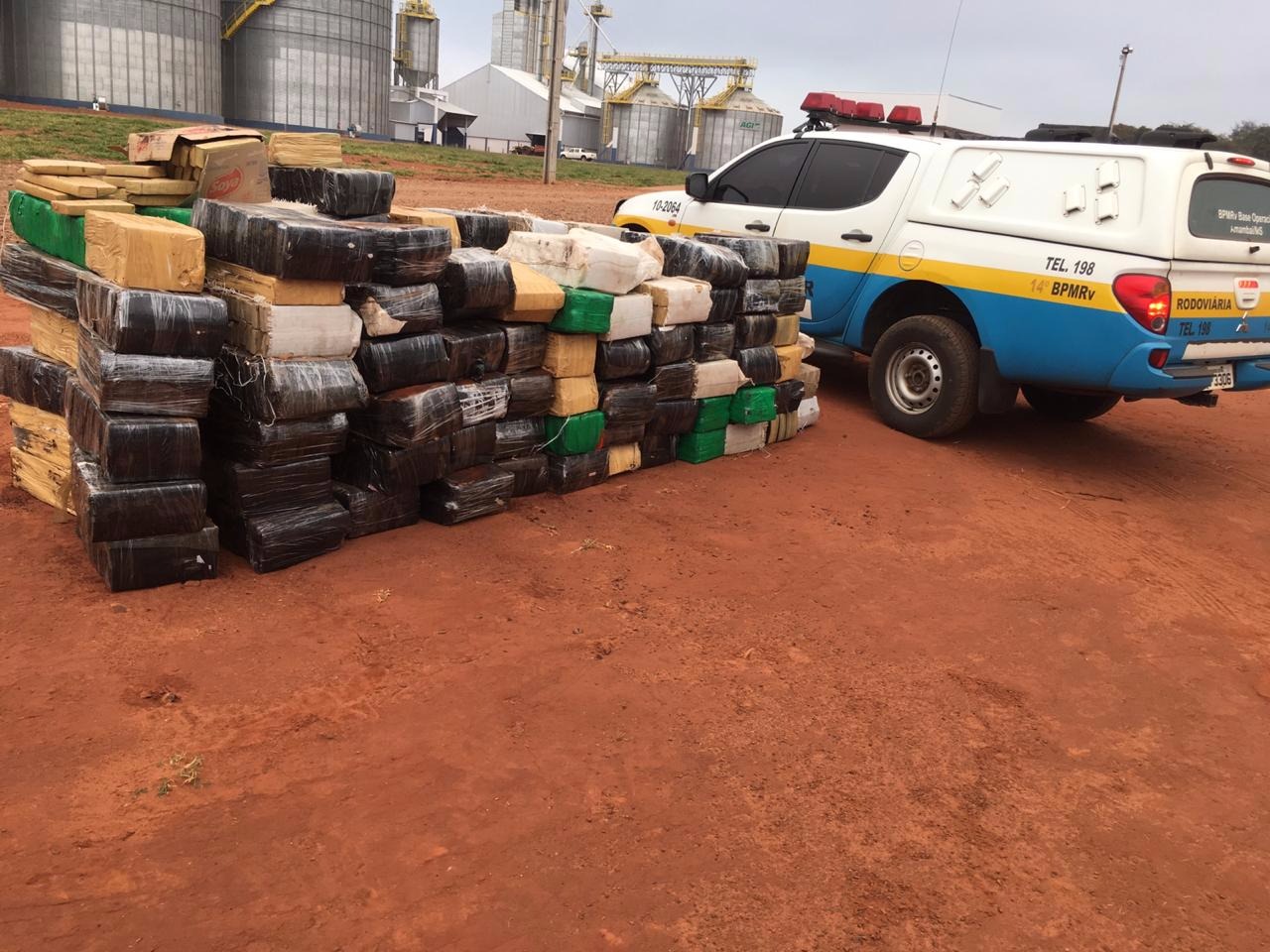 Homem é preso transportando mais de 2 toneladas de maconha em caminhão com ração Divulgação