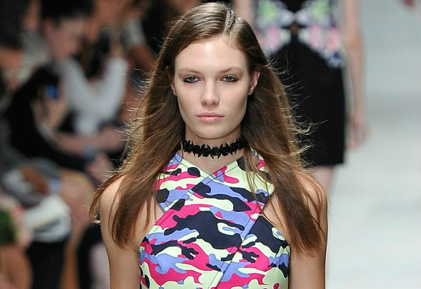Tribal no pescoço? Colar que imita tatuagem volta com tudo entre as fashionistas Versão passarela
Foto: Getty Images