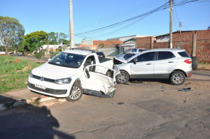 Gestante fica presa em veículo após colisão no Jardim Flamboyant (Foto: Marcelo Calazans)