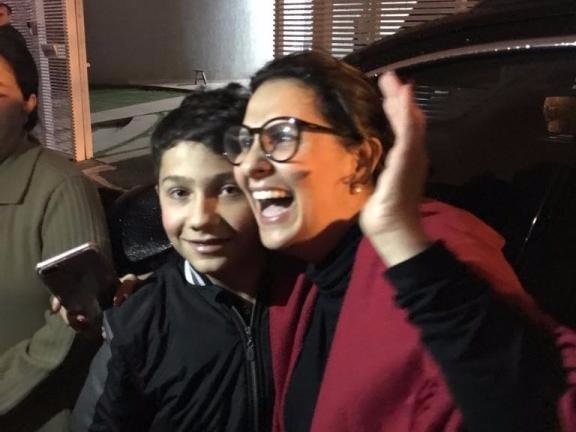 Pedro Urbieta já ao lado da mãe, após ser resgatado (Foto: Direto das Ruas)