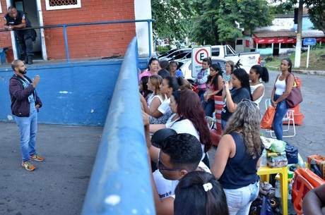 Com medo de motim, prefeitos do RJ se mobilizam para ajudar a pagar PMs Familiares de PMs fazem protestos em batalhões do RJ
Foto: Antônio Luís