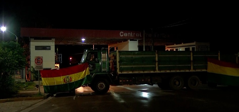 Fronteira com a Bolívia, em MS, amanhece fechada mais uma vez Caminhão atravessado na fronteira para bloquear passagem (Foto: Reprodução)