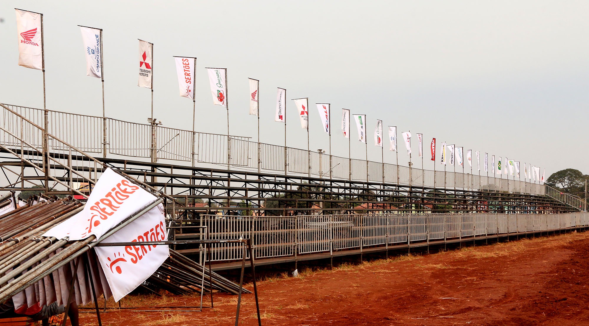 Rally dos Sertões promete edição épica em comemoração ao aniversário da Capital Estrutura na Praça do Papa para a largada promocional do Sertões, no sábado: ingressos na Feira Central. Foto: Edemir Rodrigues