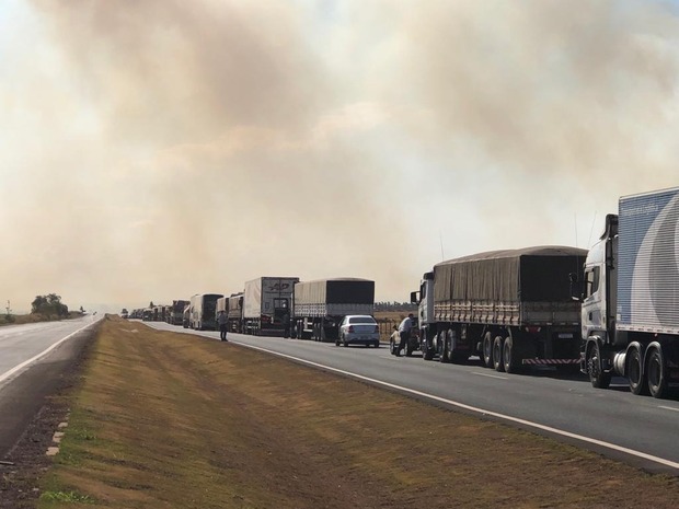 Após 2h e 8 caminhões pipas, bombeiros controlam incêndio na BR-163 (Rones Cezar/Alvorada Informa)