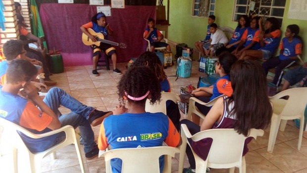 Alunos do projeto Livres recebem brinquedos doados na feira Mãos que Criam Alunos do projeto Livres recebem brinquedos doados na feira Mãos que Criam